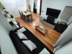a living room with a couch and a television at Vintage House in Vigo