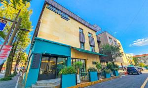 全州市Jeonju Hotel The Vincent的街角的一栋建筑