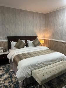 ein Schlafzimmer mit einem großen Bett in einem Hotelzimmer in der Unterkunft قصور الشرق للاجنحة الفندقية Qosor Al Sharq in Dschidda