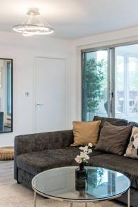 a living room with a couch and a glass table at Superb penthouse with 2 bathrooms and roof terrace in London
