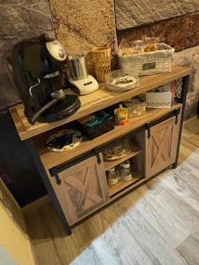 drewniana półka z ekspresem do kawy w obiekcie Casa del castorino w mieście Abbadia San Salvatore