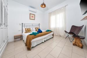 sypialnia z łóżkiem i krzesłem w obiekcie Mar Azul Puerto Calero w mieście Puerto Calero