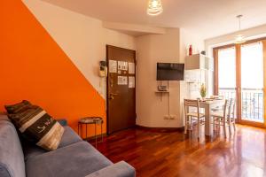 een woonkamer met een bank en een keuken met een tafel bij Station & Center - Self Check-in & Access in Como