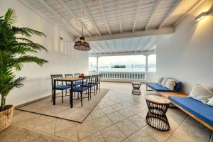 a living room with a table and chairs and a couch at Mar Azul Puerto Calero in Puerto Calero