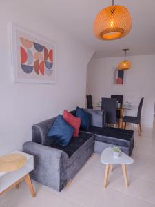 Apartamento con Piscina en Dosquebradas في Dosquebradas: غرفة معيشة مع أريكة وطاولة