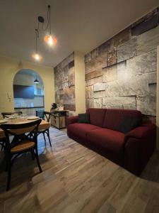 sala de estar con sofá rojo y mesa en Casa del castorino en Abbadia San Salvatore