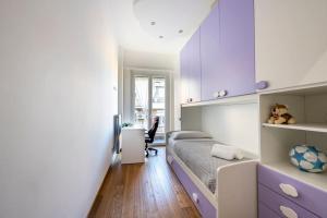 1 dormitorio con 1 cama y armarios morados en Stylish Apartment Rome, en Roma