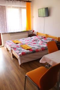 科尔别卢夫Panorama的一间卧室，床上铺着被子