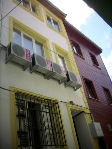 um edifício branco com duas varandas em Bereket traveler Hotel em Istambul