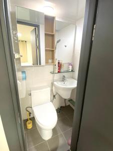 bagno con servizi igienici e lavandino di white room private bathroom Red Panda Guesthouse a Seul