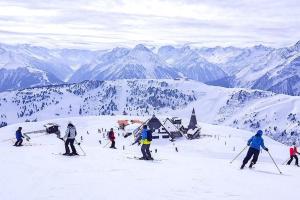 un grupo de personas esquiando por una montaña cubierta de nieve en Sky Lipa, en Khulo