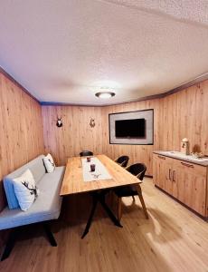 uma sala de estar com uma mesa e um sofá em "Apart Edi" inkl SILVRETTA PREMIUM SUMMERCARD em See