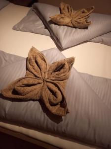 two brown pillows sitting on top of a bed at Lechapart Wagner in Reutte