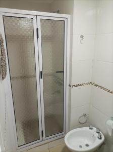 een badkamer met een douche en een wastafel bij home rent in La Plata