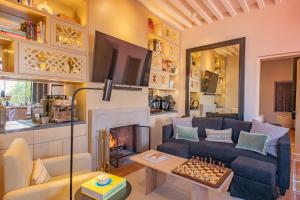 Ruang duduk di Casa Musa: Views and art