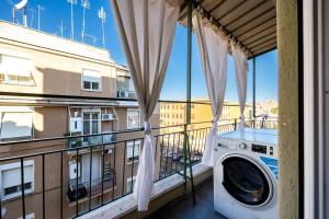 lavadora en el balcón de un edificio en Stylish Apartment Rome, en Roma