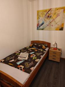 Una cama con edredón en un dormitorio en 2-Zimmer Apartment Sofia, gemütlich wie zu Hause, en Offenbach