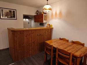 eine Küche mit einem Holztisch und einer Küchentheke in der Unterkunft 2-Zimmer Apartment Sofia, gemütlich wie zu Hause in Offenbach