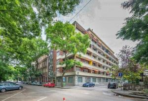un diseño arquitectónico de un edificio de apartamentos en una calle en Hero's Square Apartment en Budapest