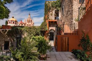 a view of the cathedral from the courtyard of a building at Suite de Lujo con Terraza Panorámica in San Miguel de Allende