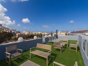 uma fila de bancos no telhado de um edifício em Casa Sabai em Las Palmas de Gran Canárias