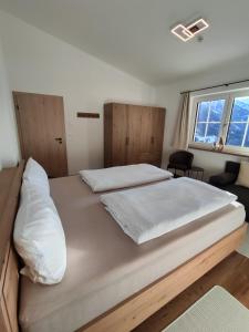 sypialnia z 2 łóżkami i oknem w obiekcie Apart Anna & Anton w mieście Brandberg