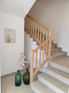 una escalera con un jarrón al lado de una escalera en Apart Anna & Anton, en Brandberg