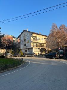 eine Straße mit Autos, die an der Seite eines Gebäudes geparkt sind in der Unterkunft Blue Orange Hostel in Skopje