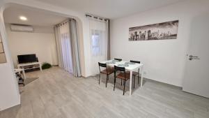 a dining room with a table and chairs and a television at Apartamento Cristino in Luz