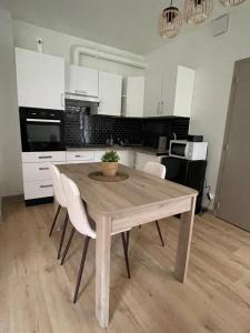Kuchyňa alebo kuchynka v ubytovaní Charmant appartement avec terrasse et parking - Centre ville
