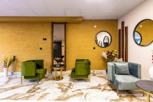 eine Lobby mit grünen Stühlen und Marmorboden in der Unterkunft The Business Class Hotel in Istanbul