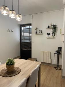 Fotografia z galérie ubytovania Charmant appartement avec terrasse et parking - Centre ville v destinácii Chartres