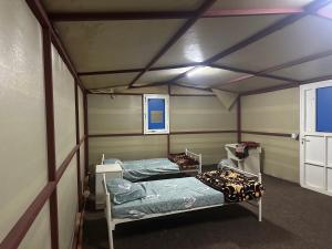 Postel nebo postele na pokoji v ubytování Bidiya Dunes camp مخيم بدية ديونز