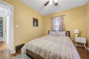 a bedroom with a bed and a ceiling fan at Cozy 2 Bd Home - 5 min to Mayo - Free Parking in Rochester