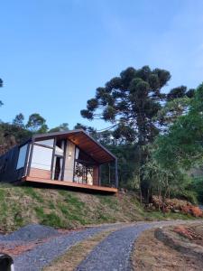 una casa al lado de una colina en Chalés Bergview en São Bento do Sapucaí