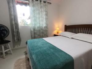 um quarto com uma cama grande e uma janela em Recanto Guarassol Apartamentos em Sertão do Taquari