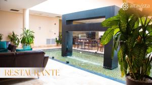 una sala de estar con una piscina en el centro en Altavista Hotel en Reynosa