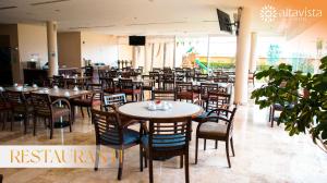 un restaurante con mesas y sillas en una habitación en Altavista Hotel en Reynosa