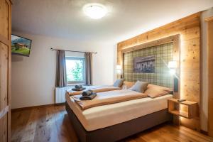 een slaapkamer met 2 bedden in een kamer bij Ferienwohnung Schwabegghof in Ellmau