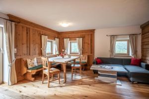 Posezení v ubytování Ferienwohnung Schwabegghof + 7 fotografií