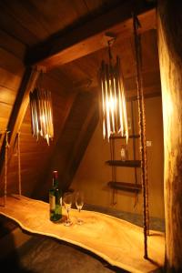 una bottiglia di vino e due bicchieri su un tavolo di Cinnamon Paradise Nature Room ad Ahangama
