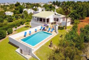 een luchtzicht op een huis met een zwembad bij Villa Gemini in Guia