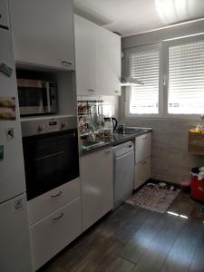 Virtuvė arba virtuvėlė apgyvendinimo įstaigoje Gran habitación a 5 paradas de metro del centro