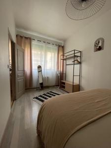Posteľ alebo postele v izbe v ubytovaní Charmant appartement avec terrasse et parking - Centre ville