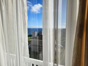 una ventana de hotel con vistas al océano en Luxury Villa in Pinnacle Point with Inverter en Mossel Bay
