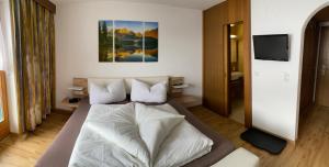Posteľ alebo postele v izbe v ubytovaní Landhaus Engadin
