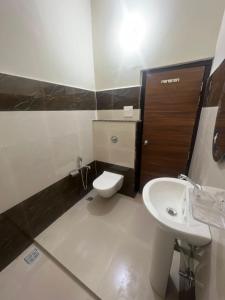 ein Bad mit einem WC und einem Waschbecken in der Unterkunft Ruhaneeyat Home Stay in Amritsar