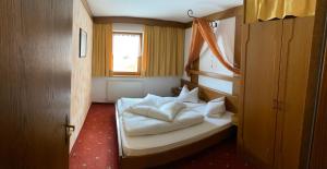 Posteľ alebo postele v izbe v ubytovaní Landhaus Engadin