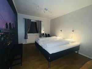 - une chambre avec un lit et une fenêtre dans l'établissement Kiruna accommadation Sandstensgatan 24, à Kiruna