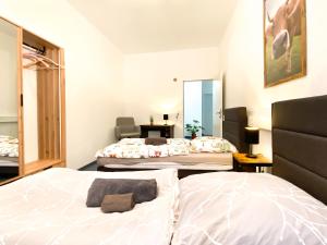 um quarto com 2 camas e uma secretária em Mountain Apartment. The Art to live em Dietmannsried
